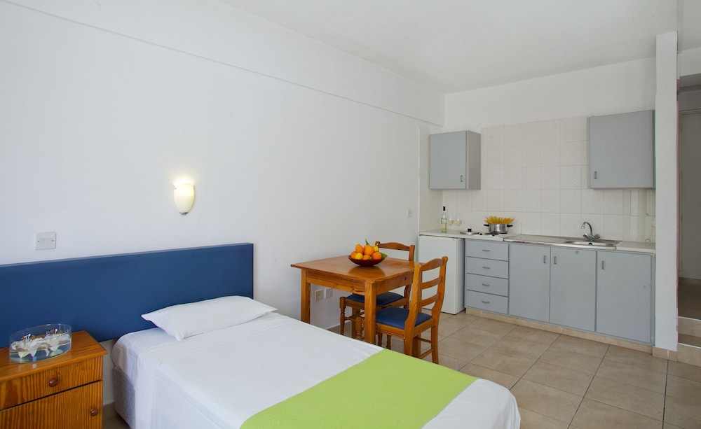 Basic Single Room, 2 Twin Beds, Non Smoking photo 1