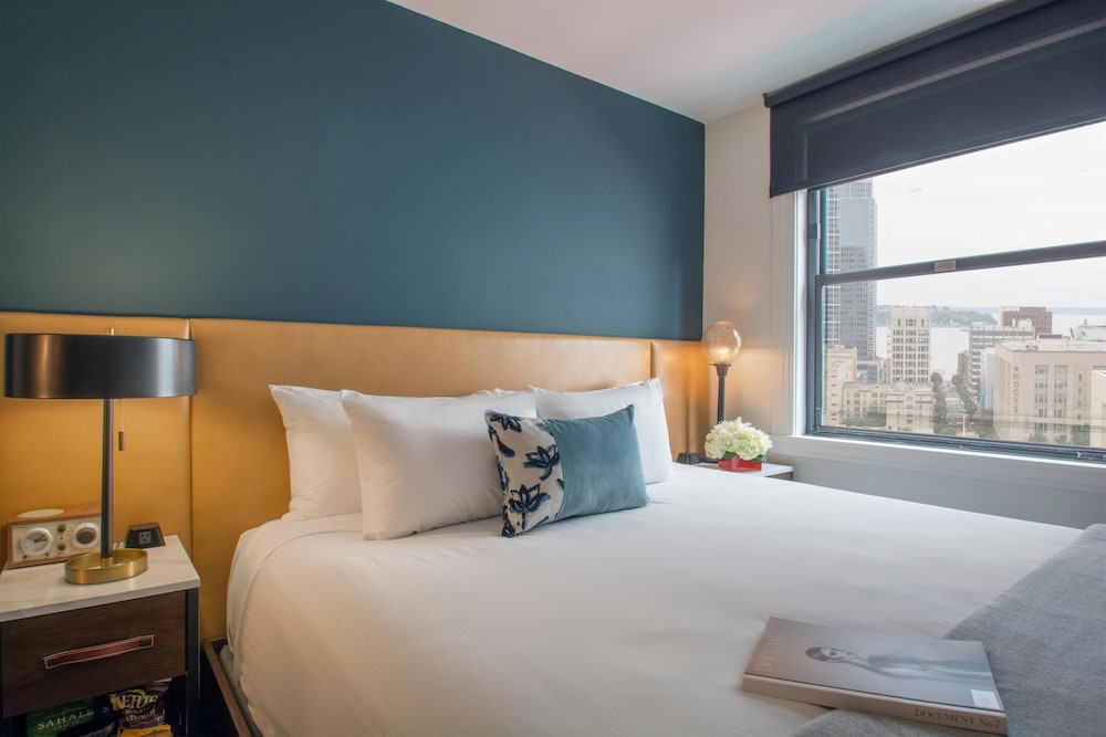 Room, 1 Queen Bed (Partial View)