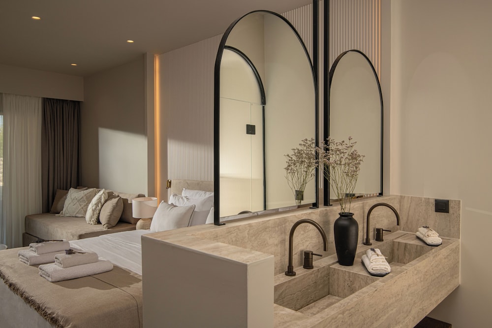 Junior Suite, Mobility Accessible photo 3