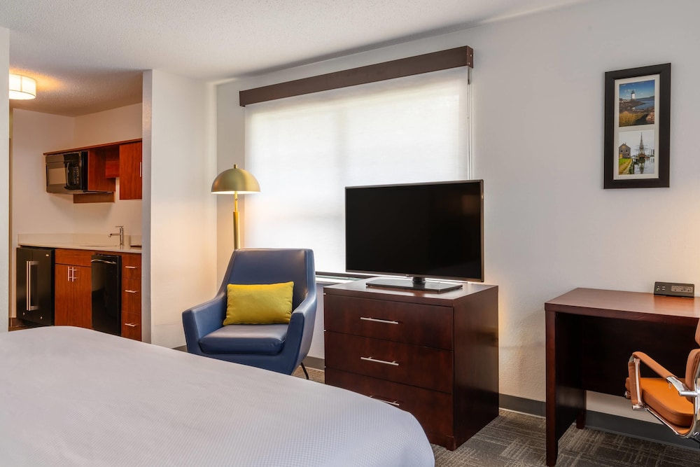 Suite, 1 King Bed, Non Smoking - Photo 2