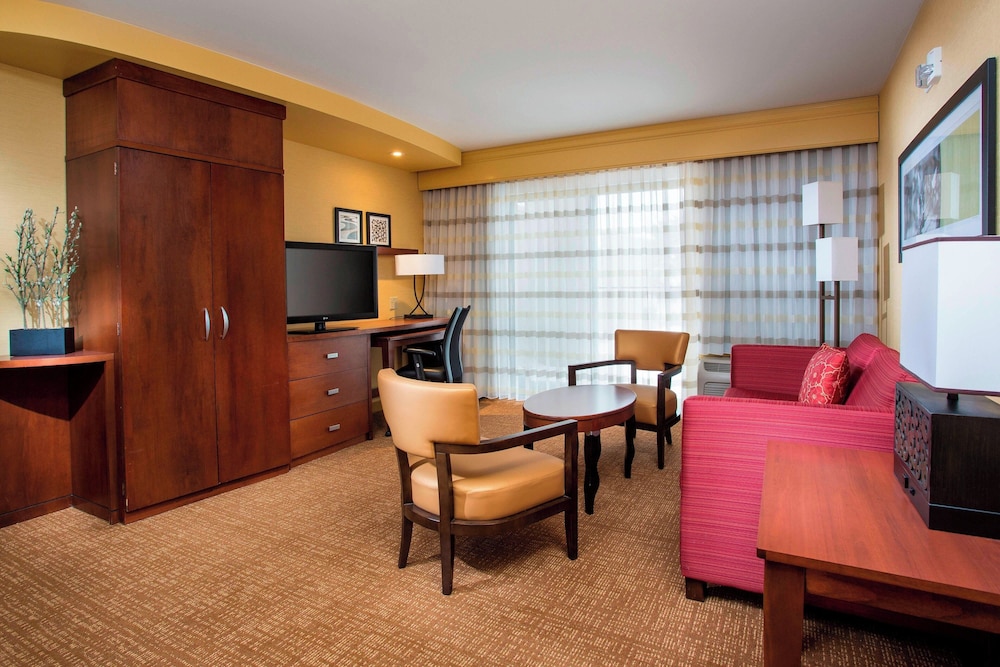 Suite, 1 Bedroom, Courtyard View (Mobility/Hearing Accessible, Tub) photo 1