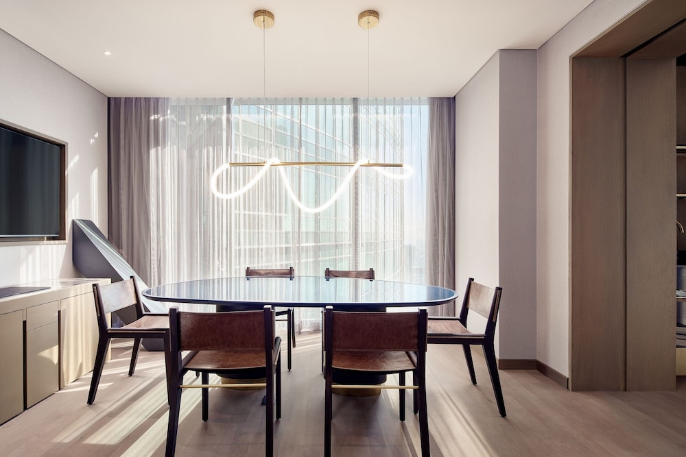 Executive Suite, 1 King Bed, City View (City View)