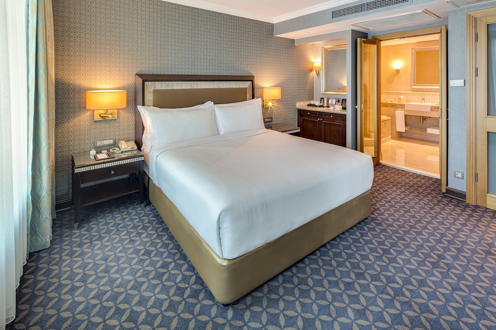 Executive Suite, 1 King Bed with Sofa bed, Kitchen, City View - Photo 6
