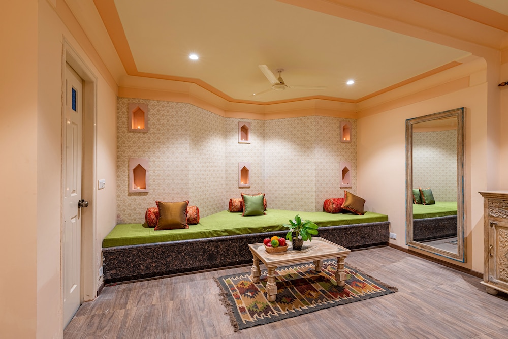 Room, Garden Area (with Lawn) - Photo 5
