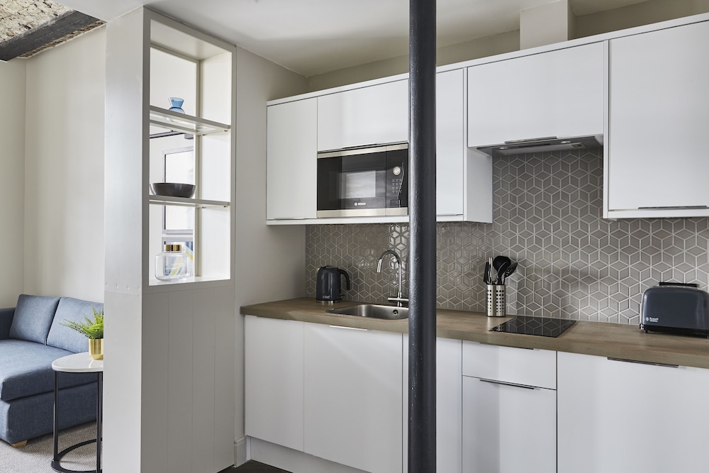 Studio Suite, 1 King Bed, Kitchen - Photo 15