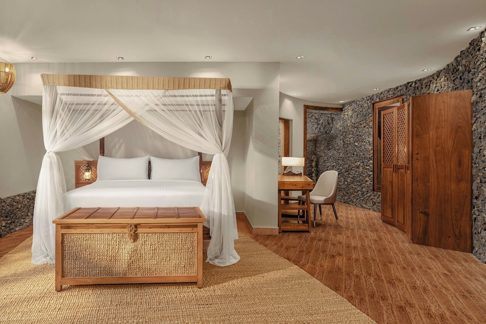 Penthouse, 1 King Bed, Garden View