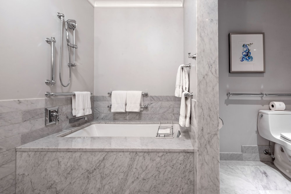 Deluxe Suite, 1 King Bed (One Bedroom Deluxe, Roll-in Shower)