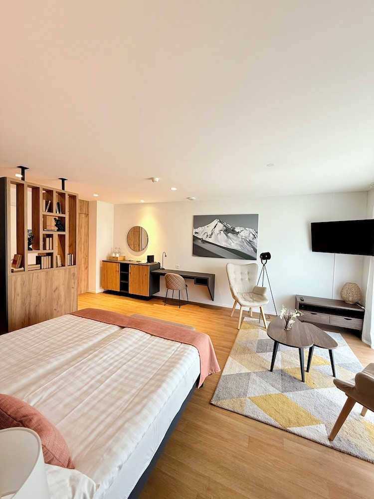 Junior Suite, 1 King Bed, Accessible, Balcony photo 2