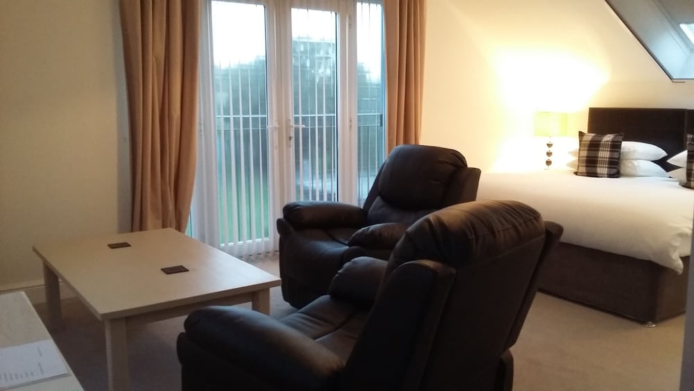 Super King En Suite, First Floor photo 3