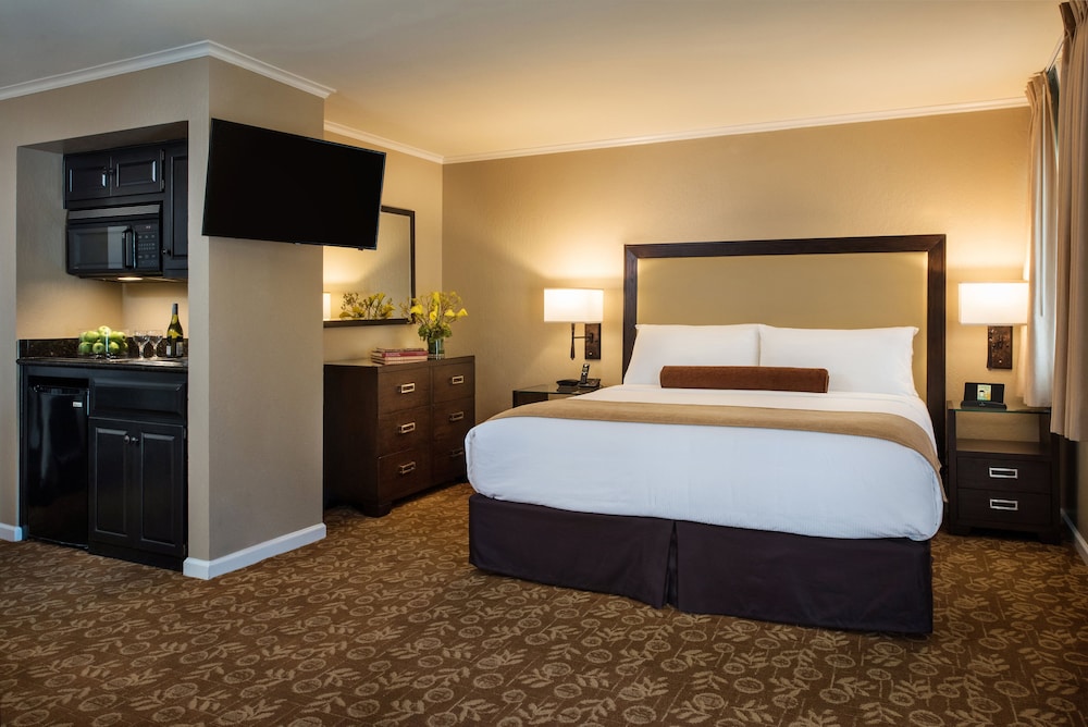 Standard Suite, 1 King Bed - Photo 1