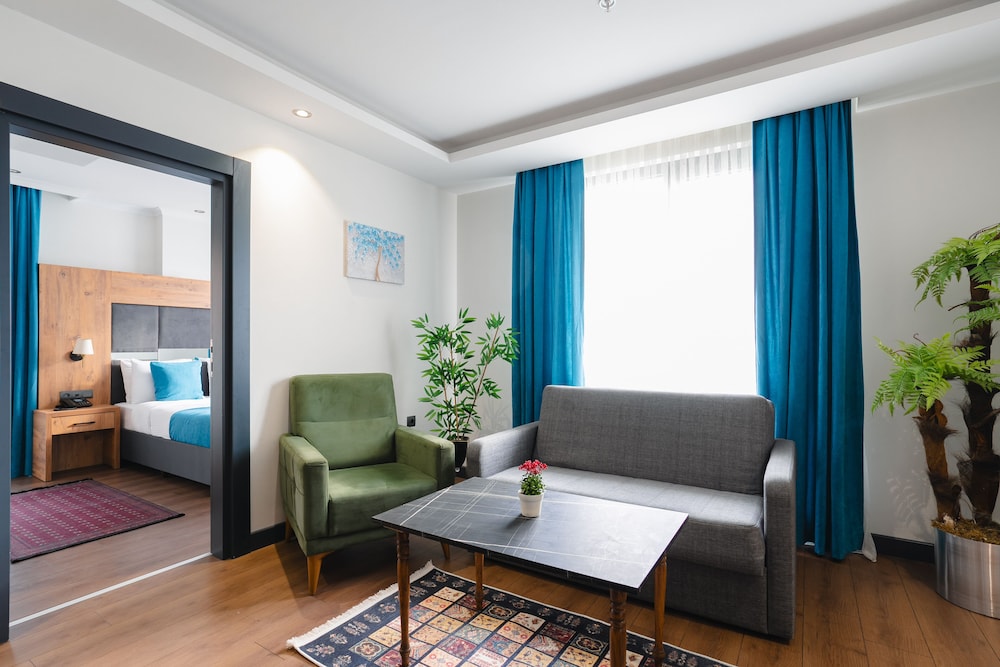 Family Suite, 2 Bedrooms, Partial Sea View