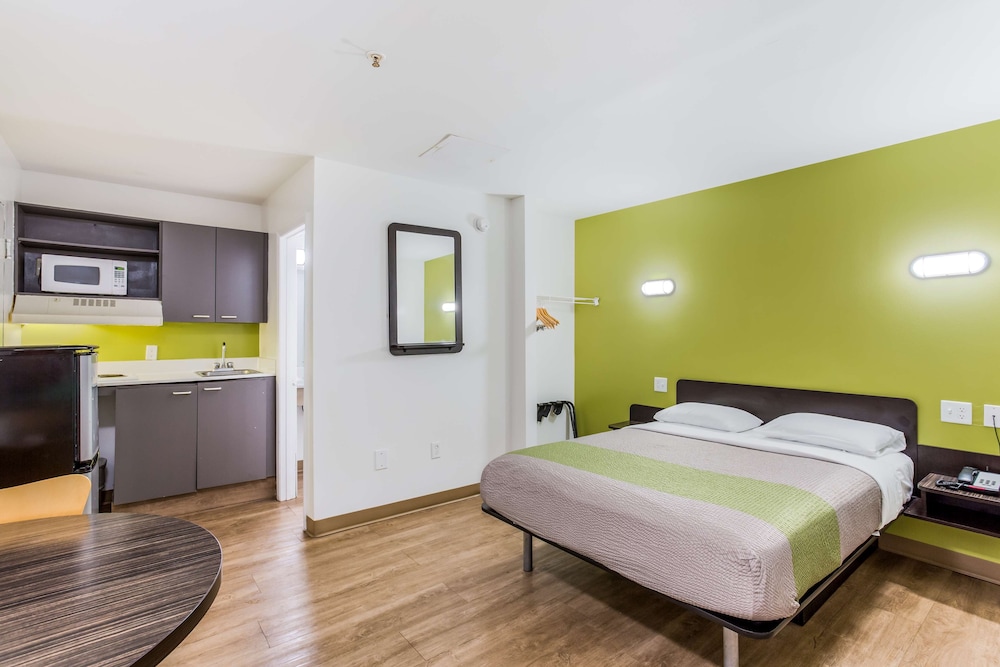 Deluxe Room, 1 Queen Bed, Non Smoking, Kitchenette - Photo 4
