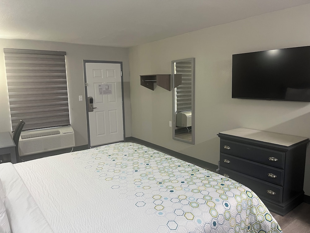 Studio, 1 King Bed, Accessible, Non Smoking photo 2
