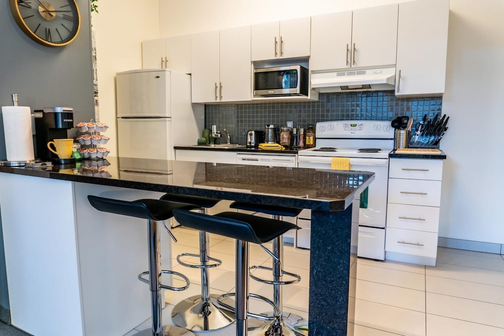Comfy DT Loft w Parking Rooftop Patio BBQ Gym, 写真 7