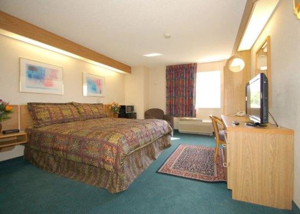 Standard Room, 1 King Bed, Non Smoking - Photo 3