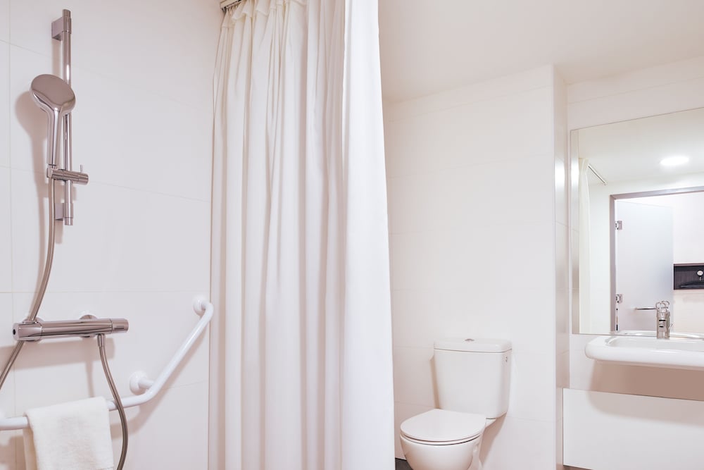 Twin Room with Window - Photo 4
