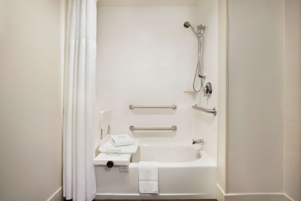 Room, 1 King Bed, Accessible, Bathtub - Photo 2