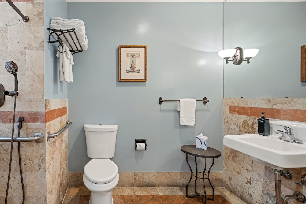 Accessible Queen Room - Impala Building (Self Check-in)