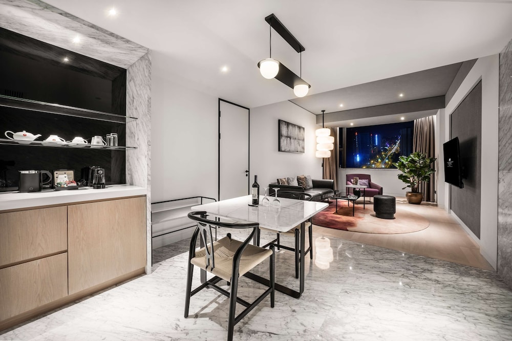 Executive Suite - Photo 8