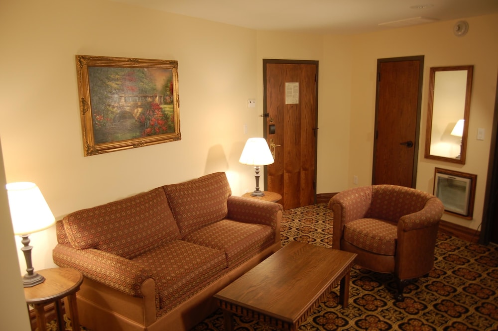 Suite, 1 King Bed, Non Smoking, Jetted Tub (Larger Room) photo 2