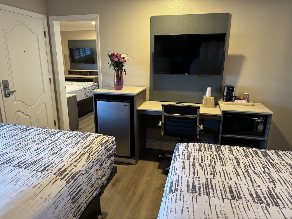 Suite, 2 Bedrooms (2 Double Beds, 1 Queen Bed)