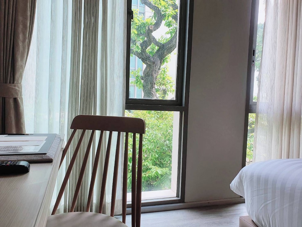 Suite, Pool View - Photo 7