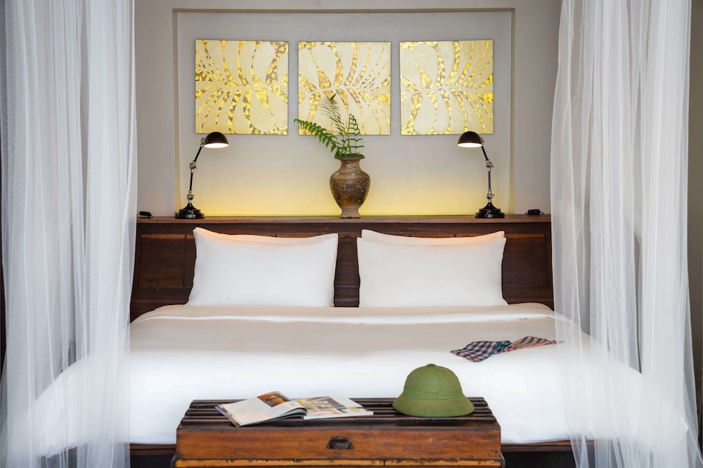 Colonial Suite Pool - Photo 3