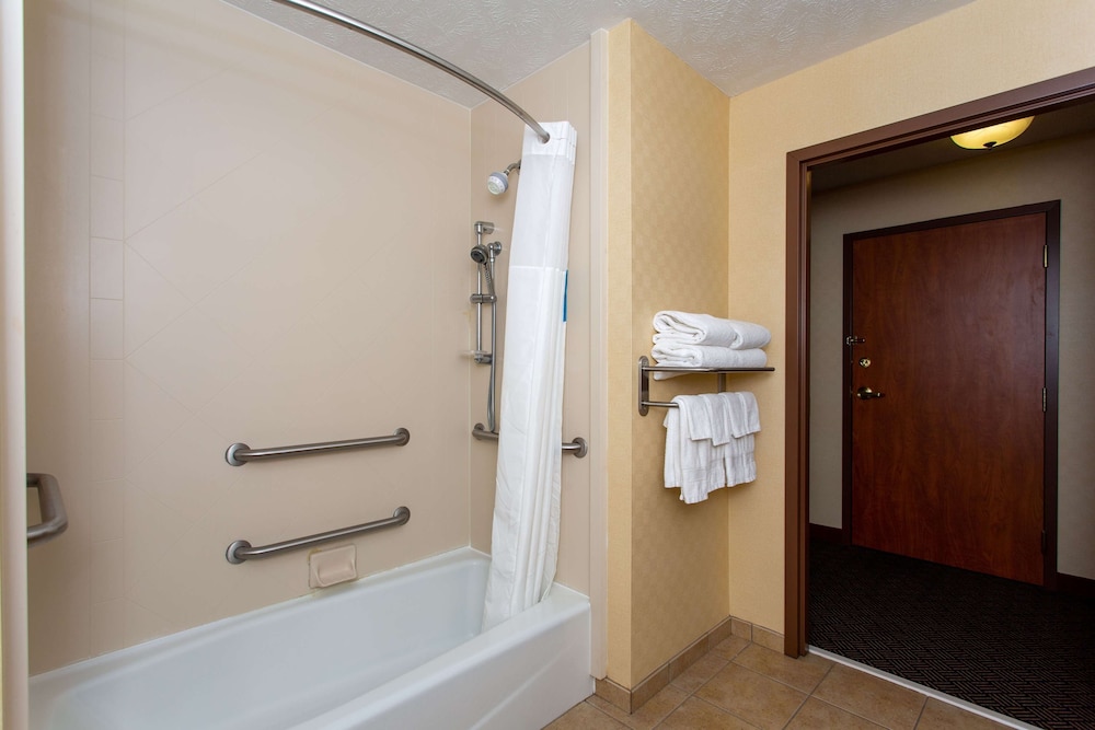 One King Bed, Accessible - Photo 2