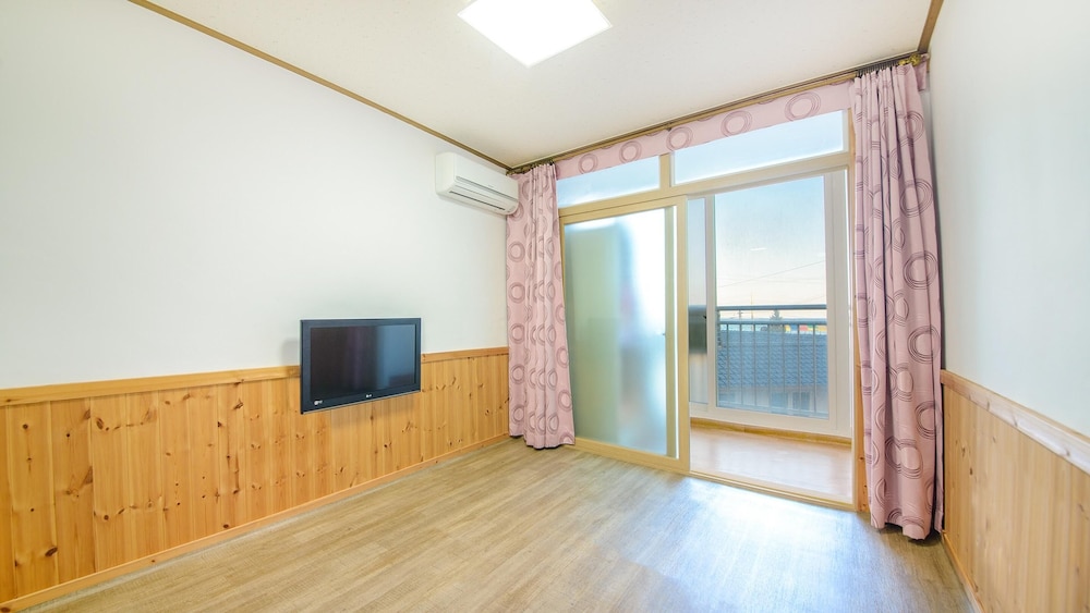 Basic Room, 1 Bedroom (B202) - Photo 1