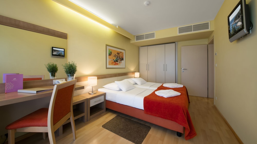 Suite with Balcony and Sea Side - Photo 3