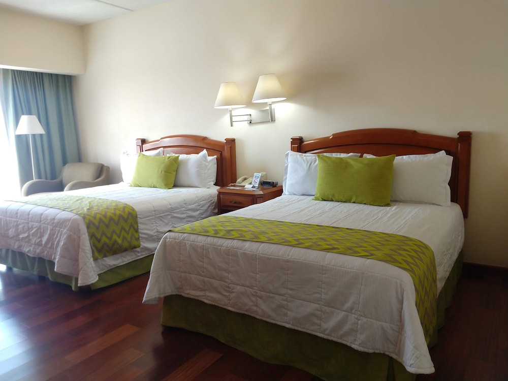 Quadruple Room, 2 Queen Beds - Photo 2