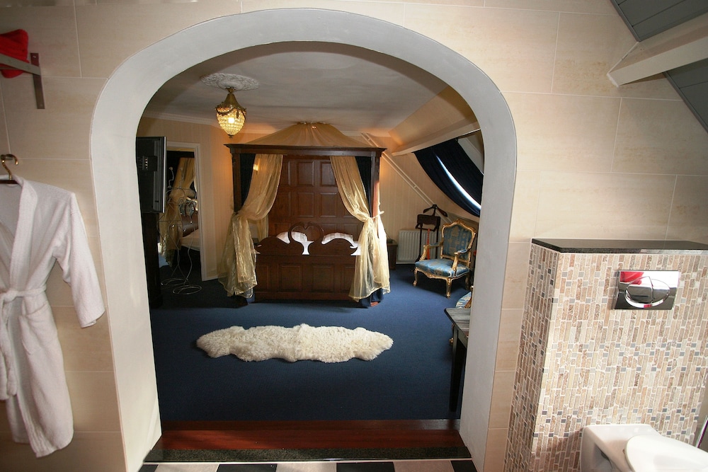 Honeymoon Suite photo 1