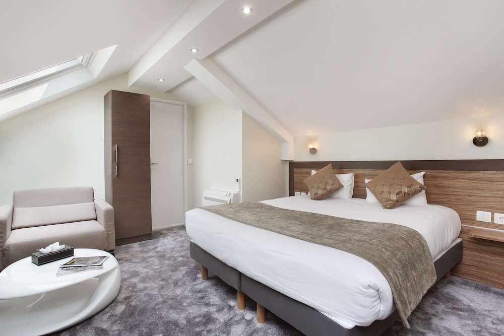 Junior Suite, 1 Queen Bed, Non Smoking (with Single Sofabed)