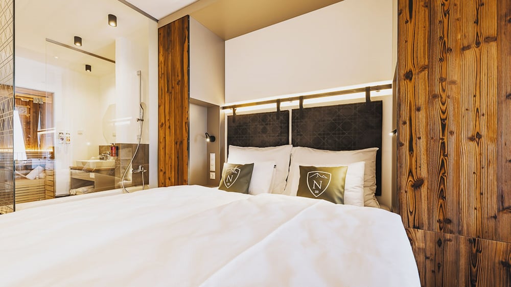 1-Bedroom Suite with Sauna - Photo 3