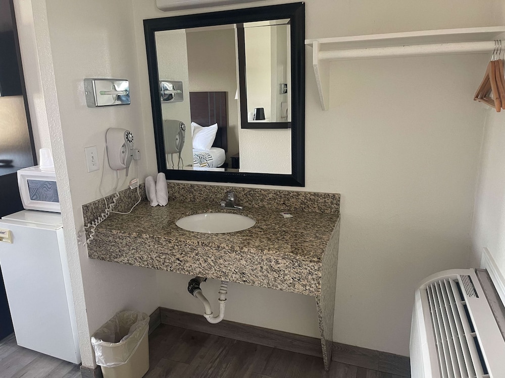 Deluxe Room, 2 Double Beds, Non Smoking, Refrigerator & Microwave photo 3
