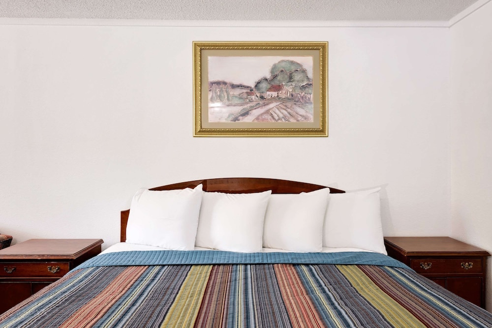 Room, 1 King Bed - Photo 2