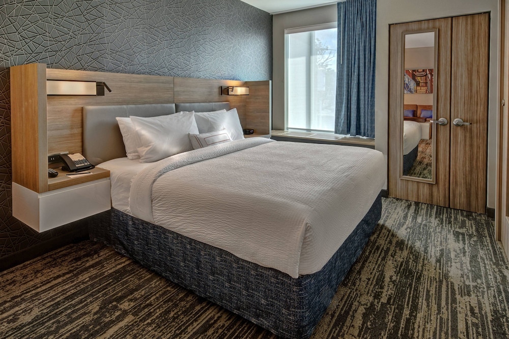 Suite, 1 King Bed - Photo 1