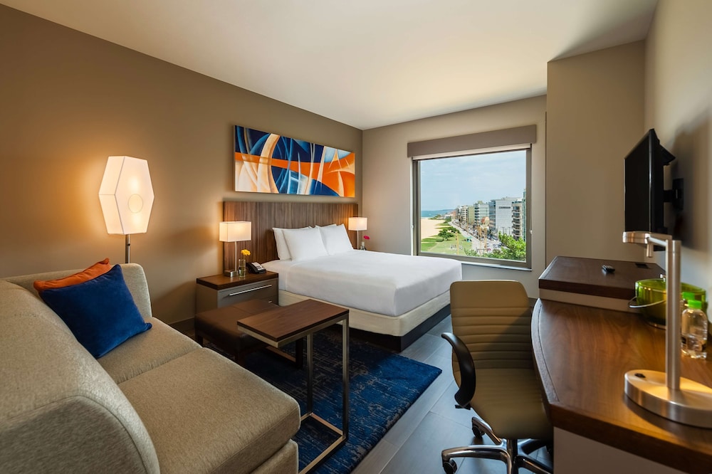 Room, 1 King Bed, Partial Ocean View photo 1