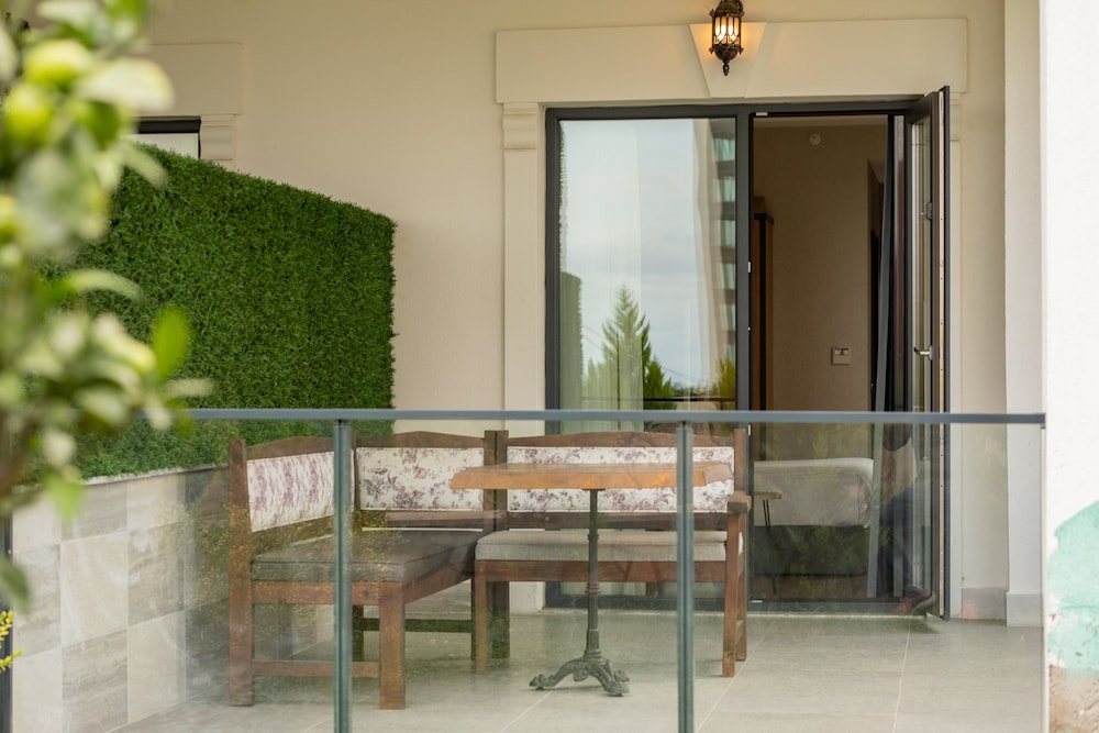 Suite, 1 King Bed, Smoking, Balcony - Photo 10