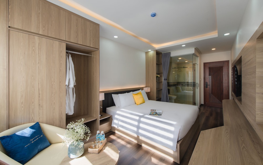 Deluxe Room, 1 King Bed - Photo 4