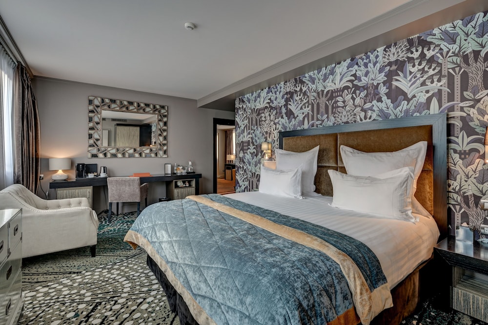 Signature Suite (Suite Eiffel) Signature Suite (Suite Eiffel)