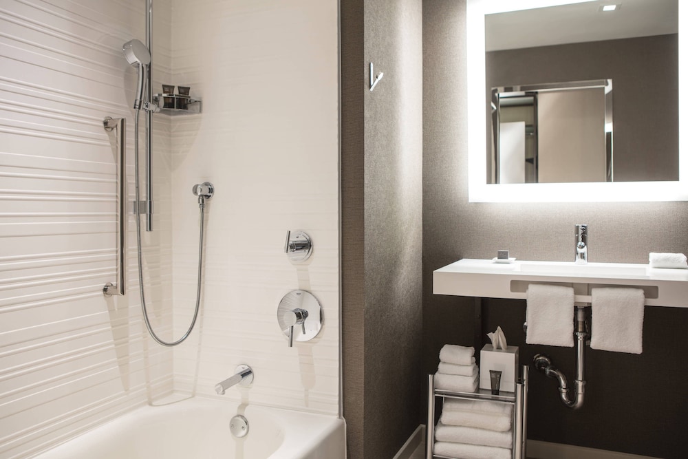 Room, 1 Queen Bed (Mobility Accessible, Roll-In Shower)