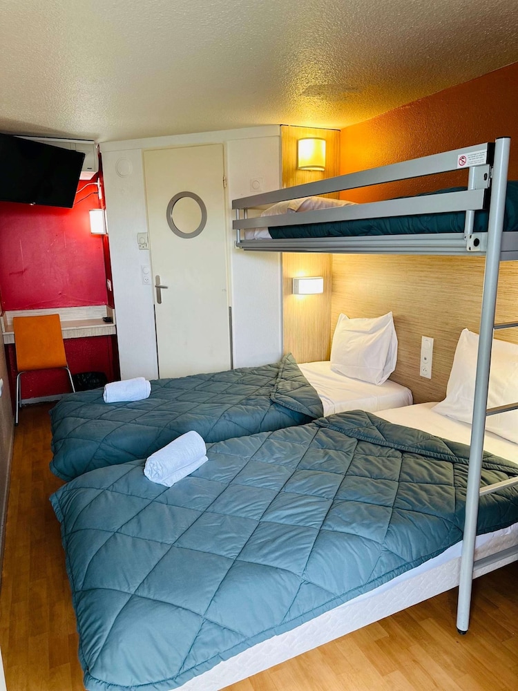 Standard Room, 3 Twin Beds - Photo 6