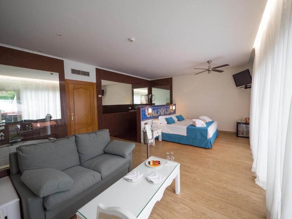 Junior Suite (3 Adults + 1 Child) photo 2