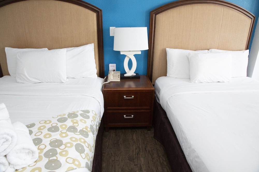 2 Queen Beds, Oceanfront photo 3
