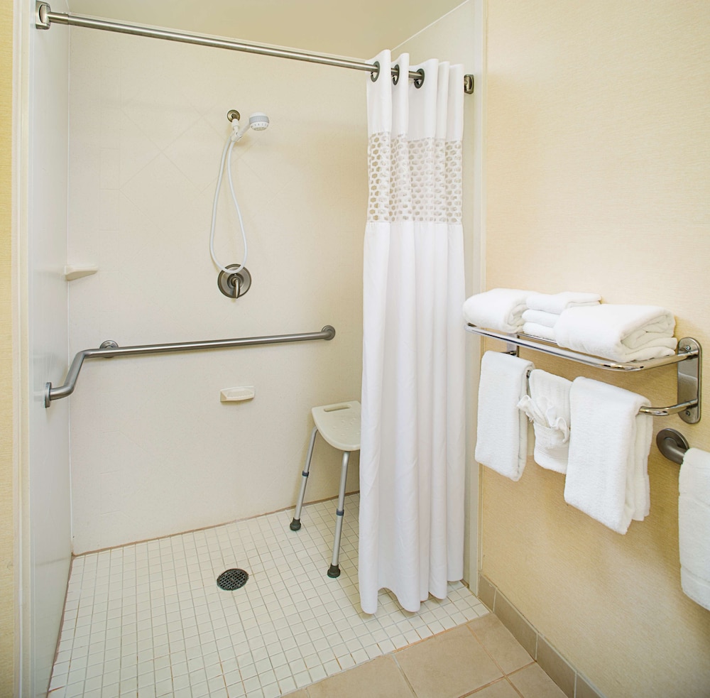 1 King Suite, Accessible with Roll-In Shower - Photo 2