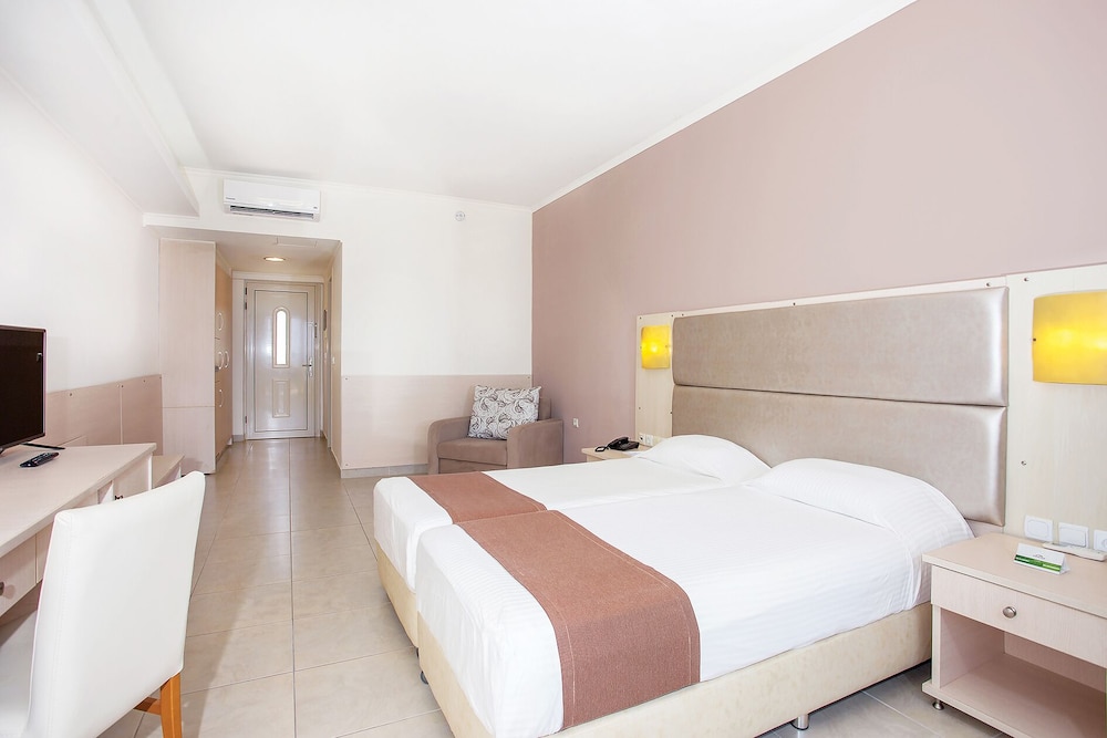 Beachfront Deluxe Twin Room photo 3