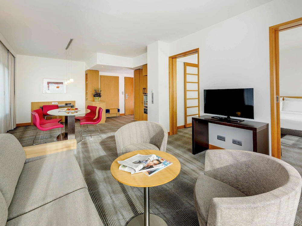 Junior Suite, 1 Queen Bed With Sofa Bed photo 3