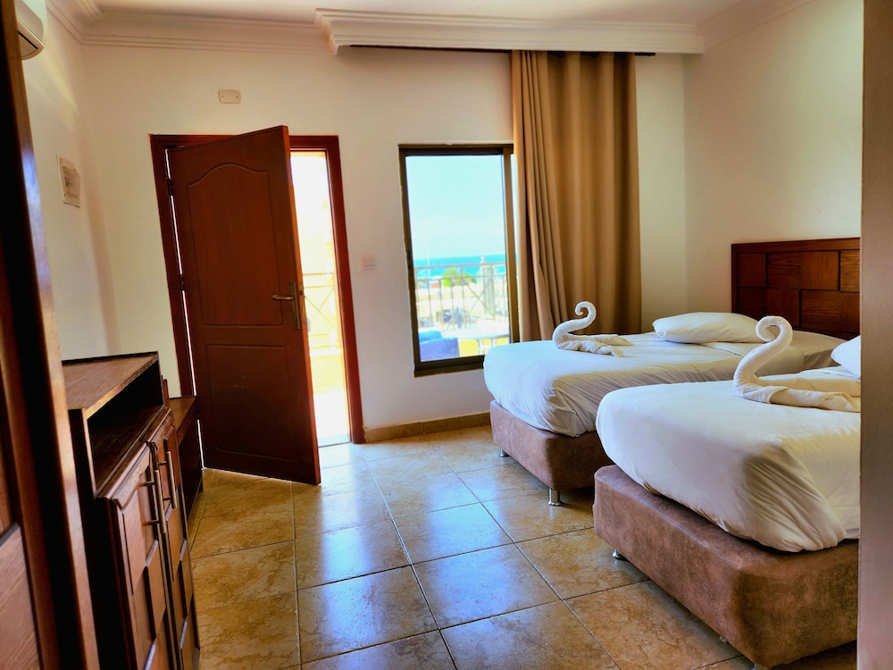 Deluxe Double or Twin Room, 1 Bedroom, Balcony, Sea View photo 3