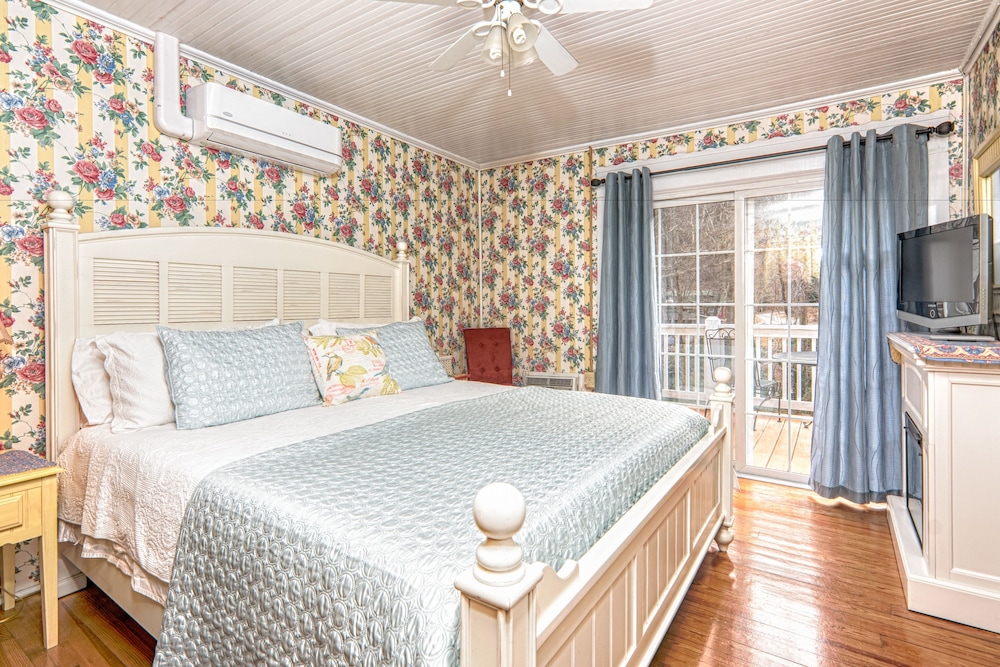 Deluxe Suite, 1 King Bed with Sofa bed, Balcony, River View photo 3